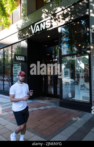 Seattle, USA. 8. August 2022. Ein Laden mit installiertem Ballistic-Glas in Westlake am 4. und Pine. Stockfoto