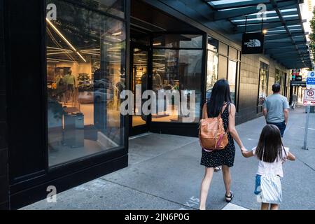 Seattle, USA. 8. August 2022. Ein Laden mit installiertem Ballistic-Glas in Westlake am 5. und Pine. Stockfoto