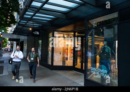 Seattle, USA. 8. August 2022. Ein Laden mit installiertem Ballistic-Glas in Westlake am 5. und Pine. Stockfoto