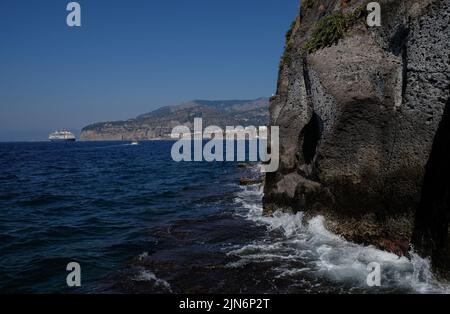 Blick auf die Bucht von Neapel mit dem Fred Olsen-Kreuzschiff Bolette vor der Küste von Sorrent. Stockfoto