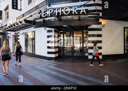 Seattle, USA. 8. August 2022. Ein Geschäft zerschlagen sicheres Glas auf 4. und Pine in Westlake. Stockfoto