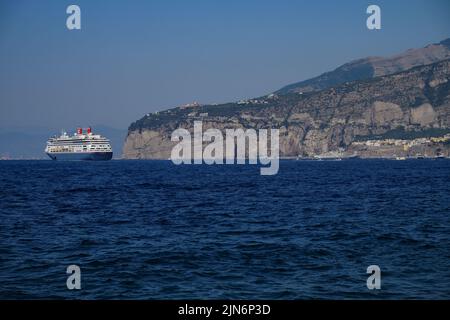 Blick auf die Bucht von Neapel mit dem Fred Olsen-Kreuzschiff Bolette vor der Küste von Sorrent. Stockfoto