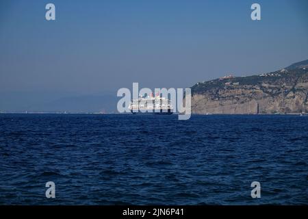 Blick auf die Bucht von Neapel mit dem Fred Olsen-Kreuzschiff Bolette vor der Küste von Sorrent. Stockfoto