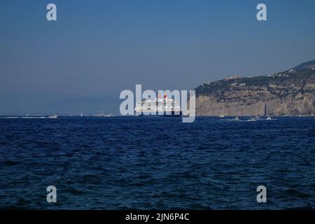 Blick auf die Bucht von Neapel mit dem Fred Olsen-Kreuzschiff Bolette vor der Küste von Sorrent. Stockfoto