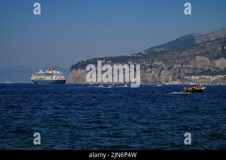 Blick auf die Bucht von Neapel mit dem Fred Olsen-Kreuzschiff Bolette vor der Küste von Sorrent. Stockfoto