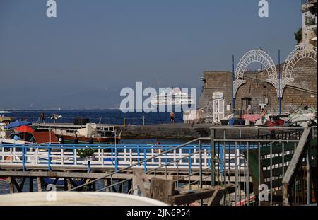 Blick auf die Bucht von Neapel mit dem Fred Olsen-Kreuzschiff Bolette vor der Küste von Sorrent. Stockfoto