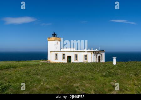 John O'Groats, Großbritannien - 26. Juni 2022: Blick auf den historischen Duncansby Head Lighthouse im Norden Schottlands Stockfoto