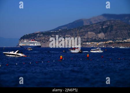 Blick auf die Bucht von Neapel mit dem Fred Olsen-Kreuzschiff Bolette vor der Küste von Sorrent. Stockfoto