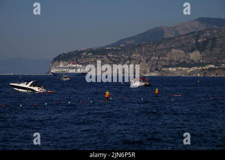 Blick auf die Bucht von Neapel mit dem Fred Olsen-Kreuzschiff Bolette vor der Küste von Sorrent. Stockfoto