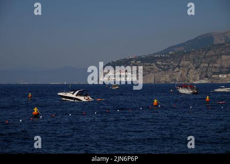 Blick auf die Bucht von Neapel mit dem Fred Olsen-Kreuzschiff Bolette vor der Küste von Sorrent. Stockfoto