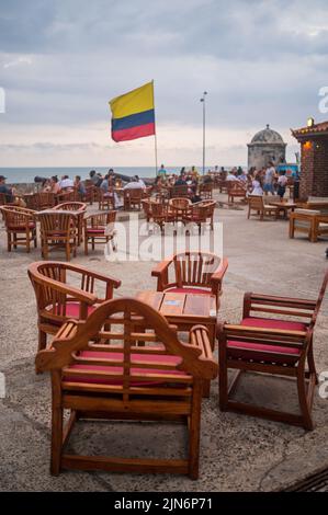 Die beliebte Lounge-Bar Cafe del Mar befindet sich auf der Baluarte Santo Domingo in der alten ummauerten Stadt Cartagena, Kolumbien Stockfoto