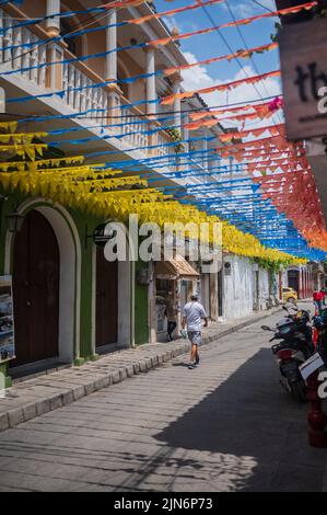 Die Straßen des coolen Viertels Getsemani sind mit farbigen Flaggen geschmückt, Cartagena de Indias, Kolumbien Stockfoto