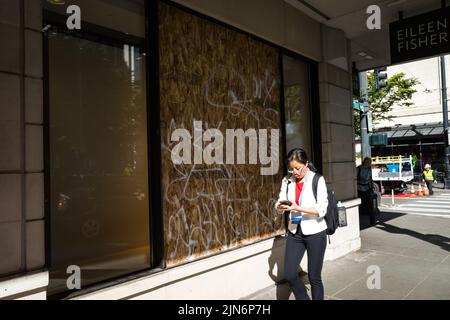 Seattle, USA. 8. August 2022. An Bord von Window bei Eileen Fisher am 6. und Pine in Westlake. Stockfoto