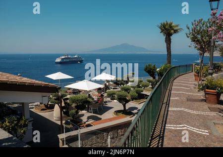 Blick auf die Bucht von Neapel mit dem Fred Olsen-Kreuzschiff Bolette vor der Küste von Sorrent. Stockfoto