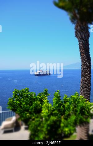 Blick auf die Bucht von Neapel mit dem Fred Olsen-Kreuzschiff Bolette vor der Küste von Sorrent. Stockfoto