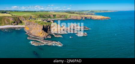 Stonehaven, Großbritannien - 23. Juni 2022: Panorama-Drohnenansicht von Dunnottar Castle und der wilden Küste von Aberdeenshire Stockfoto