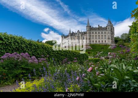 Golspie, Großbritannien - 25. Juni 2022: Blick auf Dunrobin Castle und die Gärten in den schottischen Highlands Stockfoto