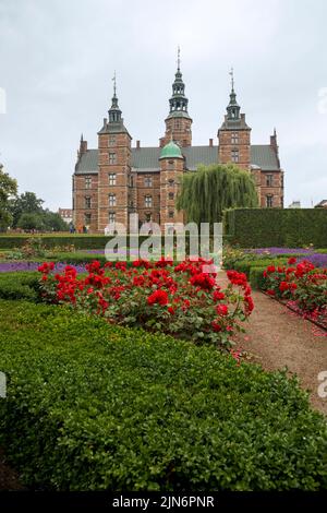 KOPENHAGEN, DÄNEMARK - 29. JUNI 2016: Schloss Rosenborg und Rosengarten am Schloss. Stockfoto