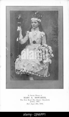 Knutsford First Royal May Queen 1887. Mary E. Howarth. Sie starb 1916 jung, und dieses 'Souvenir'-Foto war in lokalen Geschäften erhältlich. Es ist über dem gedruckten Buchdruck mit der Beschriftung. Diese Kopie war im Besitz von Mitgliedern der Familie Coleman, die Mary kannten. Der Maifeiertag war eine Wiederbelebung eines früheren Volksaufliedes und besteht aus einer Parade durch die Stadt, die noch heute stattfindet. Stockfoto