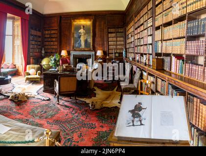 Golspie, Vereinigtes Königreich - 25. Juni 2022: Innenansicht der Bibliothek in Dunrobin Castle Stockfoto