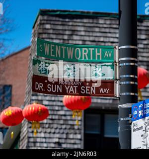 Das Straßenschild vor den chinesischen Laternen auf der Wentworth Avenue, Chinatown von Chicago Stockfoto