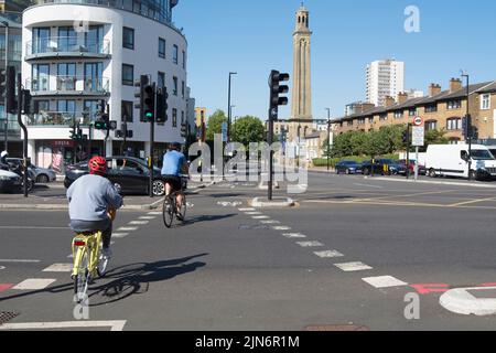 Radsportlerinnen und -Radler überqueren auf der Nordseite der kew-Brücke, london, england, eine stark befahrene Kreuzung mit speziellen Fahrradsignalen und Fahrspuren Stockfoto