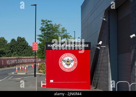 Spieltag-Merchandise-Kiosk vor dem gtech-Gemeindestadion, Heimstadion des fc brentford, mit Willkommensbanner im Hintergrund, brentford, london, england Stockfoto