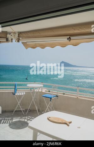 Apartment Balkon mit Blick auf das Mittelmeer in Altea, Alicante, Spanien Stockfoto