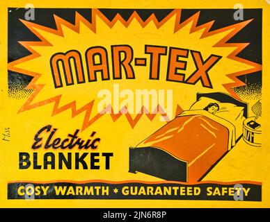 Mar Tex Electric Blanket Label Illustration 1940s. Dieses Design ist sehr viel von den späten 1940s, mit handgezeichneten Art-Deco-Schriftzug und eine Abbildung einer Frau im Bett mit einem Beistelltisch und Lampe versteckt. Orange und schwarz auf gelb, wurde es an einem braunen Karton befestigt, in dem die britische Heizdecke selbst stand. Die Marke Mar Tex, die sich im Besitz eines amerikanischen Haushaltswarenunternehmens befindet, ist immer noch in Betrieb. Stockfoto