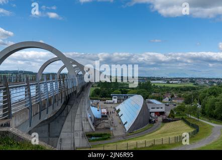 Falkirk, Großbritannien - 19. Juni 2022: Blick auf den hydraulischen Falkirk Wheel-Bootslift und die Kanäle Stockfoto