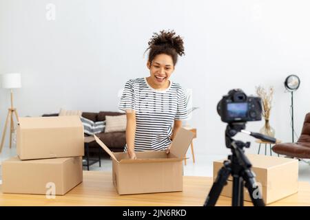 Freiberuflicher Blogger-Vlogger mit Kamera zur Aufzeichnung von Videoinhalten für seine Follower Stockfoto