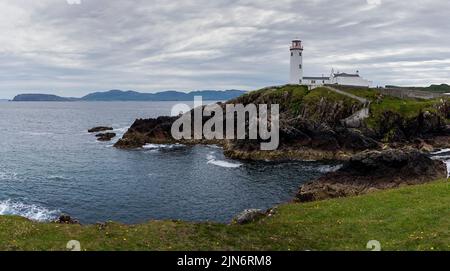 Fanad Head, Irland - 11. juli 202: Panoramasicht auf Fanad Head Leuchtturm und Halbinsel an der Nordküste Irlands Stockfoto