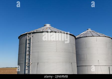 Getreidebehälter-Lagersystem auf dem Bauernhof. Sicherheits-, Wartungs- und Reparaturkonzept für landwirtschaftliche und landwirtschaftliche Geräte Stockfoto