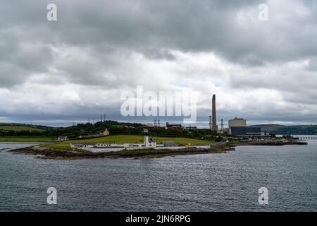 Larne, Vereinigtes Königreich - 6. Juli 2022: Blick auf den Leuchtturm von Ferris Point im Hafen von Larne in Nordirland Stockfoto