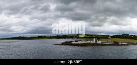 Larne, Großbritannien - 6. Juli 2022: Panoramablick auf den Leuchtturm Ferris Point im Hafen von Larne Stockfoto