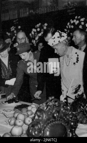 Queen Mary bei der Gemüse-Show -- Queen Mary interessierte sich für die Ausstellungen. Queen Mary besuchte die erste große Gartenschau, die in Cheltenham veranstaltet wird, organisiert vom Cheltenham Council. Der Erlös geht an das Rote Kreuz. 26. September 1941. (Foto von Fox Photos). Stockfoto