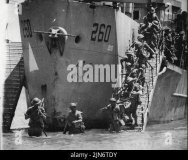 Invasion von Sizilien frühen Stadien der Landung - Infanterie kommt die Stufen von Landungsschiff. Tausende von Handarbeiten aller Art wurden bei der Invasion Siziliens eingesetzt, darunter auch völlig neue Typen. Hier sind einige der frühen Szenen während und nach der Landung, die am 10. Juli begann. 17. Juli 1943. (Foto von British Official Photo). Stockfoto