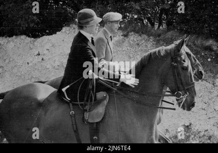 König und Prinzessin Royal reiten in Newmarket - der König und die Prinzessin Royal reiten auf Cambridge Heath, Newmarket, England, heute Morgen, 27. April. Newmarket, Cambridgeshire, England, 27. April als er gestern, am 26. April, aus Windsor flog, kam der König zum Rennen in Egerton House, etwa drei Meilen von hier entfernt. Heute Morgen beobachtete er mit Prinzessin Royal und ihren beiden Söhnen Pferde, die in den königlichen Ställen bei den Morgenübungen trainieren. Mit seiner Schwester, der königlichen Prinzessin, ritt er auch über die Heide. 08.Mai 1938. (Foto von Associated Press). Stockfoto