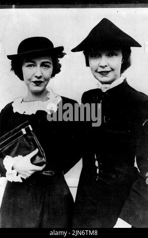 "Stars" in the Silent Days -- Dorothy und Lillian Gish, deren Filmnotivities sie in den frühen Tagen der Stummfilme zu den berühmtesten Schwestern ihrer Zeit in der Welt machten, werden hier zum ersten Mal seit vielen Jahren gemeinsam gesehen. Sie wurden bei der Ankunft in New York nach einer Europatour fotografiert. 07. Oktober 1935. (Foto von Keystone). Stockfoto
