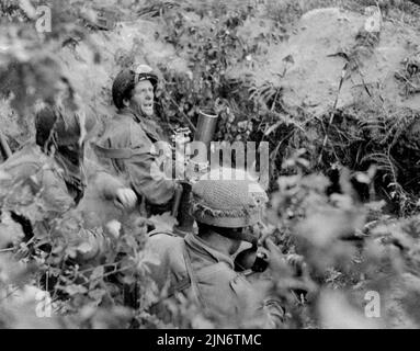 Cture der britischen Airbourne-Streitkräfte in Holland -- Fallschirmjäger im Einsatz mit 3in. Mörser feuern auf feindliche Positionen über den Rhein. Als der 1.., alliierte die 1.. Die alliierte Airbourne-Armee wurde in Holland fallen gelassen, Fotografen der Army Film and Photographic Unit waren dabei. Dies ist eines der ersten Fotos, die von ihnen zurückerhalten wurden. Einer der Fotografen schreibt in einem Brief vom 20.. September: „Dies ist der vierte Tag, wenn es fast um die Bekämpfung einer Kameraarbeit geht. Den ganzen Tag waren wir unter Beschuss, Morter und Maschinengewehrfeuer. 28. September 1944. (Foto von British Official Photograph). Stockfoto
