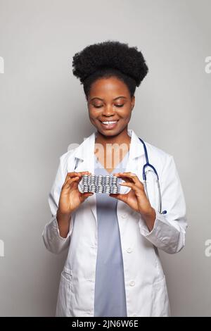 Der Arzt hält die Tablette auf einem weißen Porträt Stockfoto