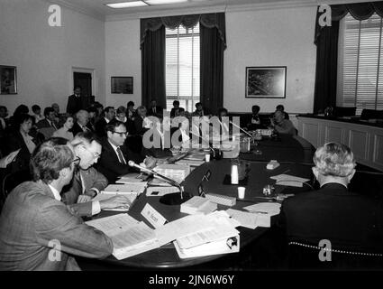 Anthony Fauci bei den Anhörungen zu Haushaltsmitteln, sagte Dr. Anthony Fauci bei einer Anhörung zu Haushaltsmitteln im Jahr 1987 aus. Kredit: NIAID Stockfoto