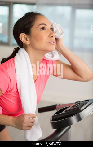 Junge Frau auf einem Stepper Maschine Stockfoto