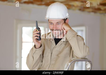 Polier auf mit Walkie talkie Site Stockfoto