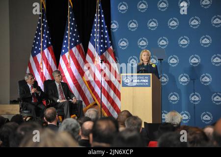 Außenministerin Hillary Rodham Clinton spricht vor dem NIH Außenministerin Hillary Rodham Clinton hält im November 2011 eine Rede über HIV/AIDS bei den nationalen Gesundheitsämtern. Ebenfalls auf der Bühne stehen der NIH-Regisseur Dr. Francis Collins (r) und der NIAID-Regisseur Dr. Anthony S. Fauci (l). Kredit: NIH Stockfoto