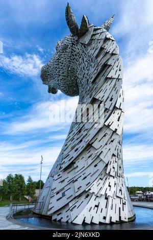 Falkirk, Vereinigtes Königreich - 20. Juni 2022: Eine der Kelpies-Pferdekopfskulpturen mit einem ausdrucksstarken, langbelichteten Himmel dahinter Stockfoto