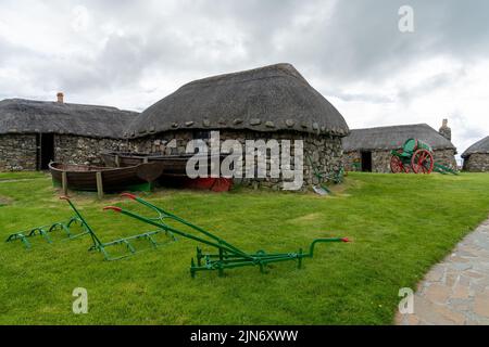 Kilmuir, Vereinigtes Königreich - 1. Juli 2022: Das Skye Museum of Island Life in Kilmuir an der Küste der Isle of Skye mit strohgedeckten Crofter-Cottages und Stockfoto