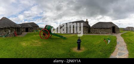 Kilmuir, Großbritannien - 1. Juli 2022: Panoramablick auf das Skye Museum of Island Life in Kilmuir an der Küste der Isle of Skye Stockfoto