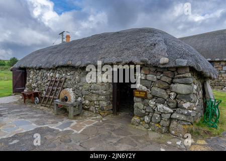 Kilmuir, Großbritannien - 1. Juli 2022: Blick auf das alte Schmiedehütte im Skye Museum of Island Life Stockfoto