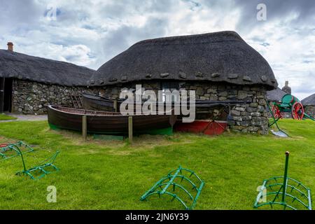 Kilmuir, Vereinigtes Königreich - 1. Juli 2022: Das Skye Museum of Island Life in Kilmuir an der Küste der Isle of Skye mit strohgedeckten Crofter-Cottages und Stockfoto